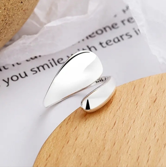 Sterling silver wrapped ring 💍 😍 beautiful sparkling ring. ✨️ - Picture 2 of 4